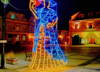 Sandomierz: Walentynkowe iluminacje cieszą zakochanych.