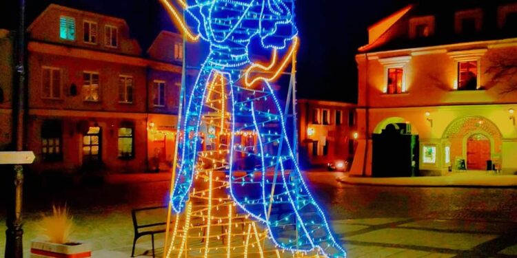 Sandomierz: Walentynkowe iluminacje cieszą zakochanych.