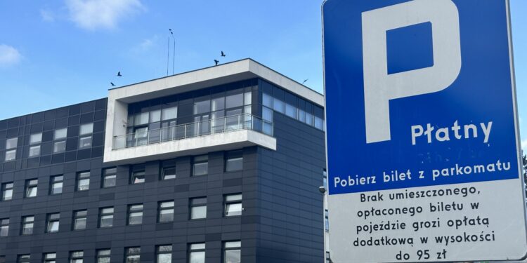 Sandomierz: Sto nowych miejsc parkingowych pod starostwem.