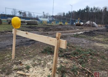 Nowa Dęba. Na stadionie SOSiR powstaje nowy budynek socjalno-szatniowy