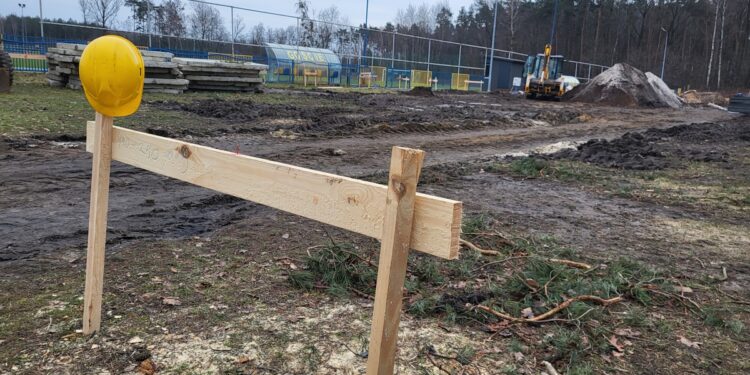 Nowa Dęba. Na stadionie SOSiR powstaje nowy budynek socjalno-szatniowy