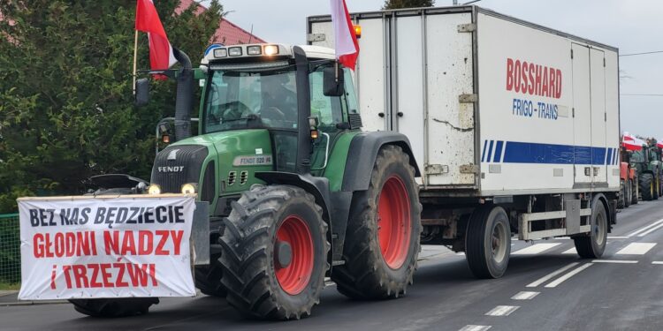 Baranów Sandomierski. Rolnicy protestują w Durdach. Zablokowali „szeroki tor”