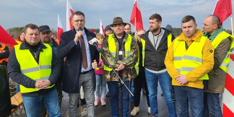 Durdy. Blokada torów wstrzymana. Rolnicy wciąż protestują na drogach