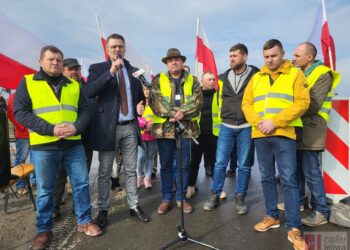Durdy. Blokada torów wstrzymana. Rolnicy wciąż protestują na drogach