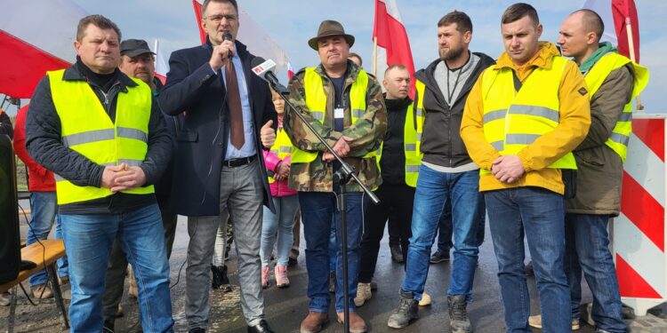 Durdy. Blokada torów wstrzymana. Rolnicy wciąż protestują na drogach