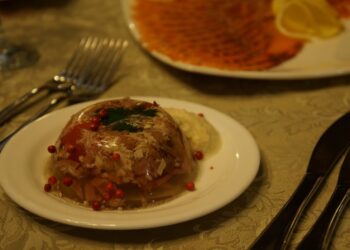 Nowa Dęba: Uwaga na zatrutą wędlinę, jedna osoba nie żyje, dwie w szpitalu