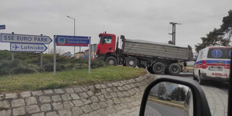 Mielec: Wypadek na rondzie na Smoczce