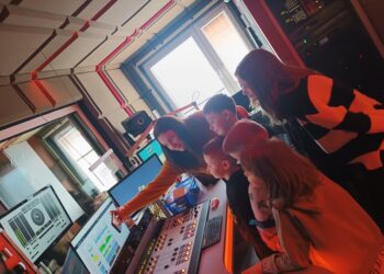 Tarnobrzeg. Uczestnicy „Ratunkowych Ferii Zimowych” w radiowym studiu