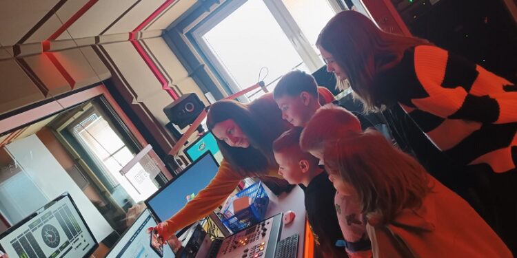 Tarnobrzeg. Uczestnicy „Ratunkowych Ferii Zimowych” w radiowym studiu