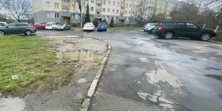 Stalowa Wola: Siedmiu chętnych do przebudowy parkingu przy starostwie