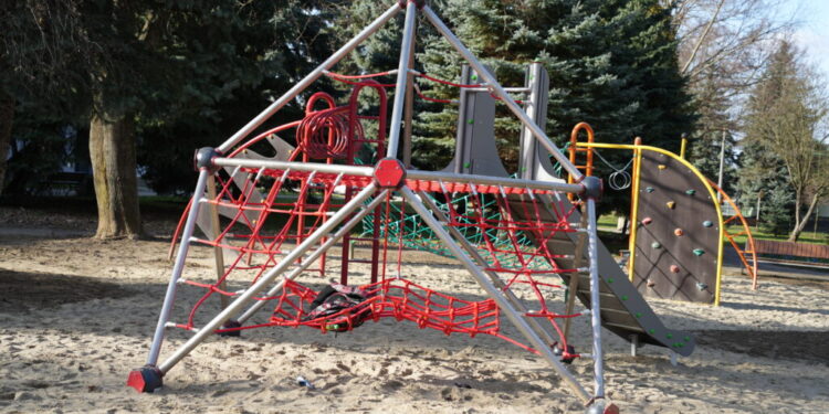 Dębica: Kolejny plac zabaw zmodernizowany…
