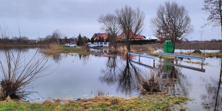 Rzeczyca Okrągła: Zalewana droga utrudnia codzienne życie mieszkańcom
