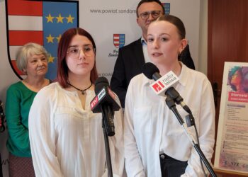 Sandomierz: Młodzież edukuje o raku piersi.