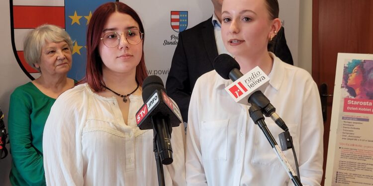 Sandomierz: Młodzież edukuje o raku piersi.