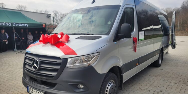 Dwikozy: Dzieci z niepełnosprawnościami będą jeździć nowym autobusem.