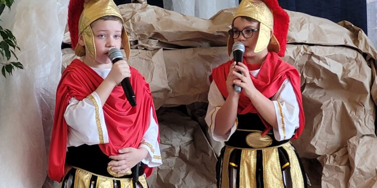 Sandomierz: „Jezus zmartwychwstał i żyje” – wzruszające misterium w sandomierskiej „Trójce”.