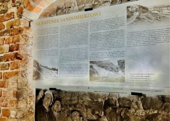 Sandomierz: Nowa szklana wystawa w Podziemnej Trasie Turystycznej.