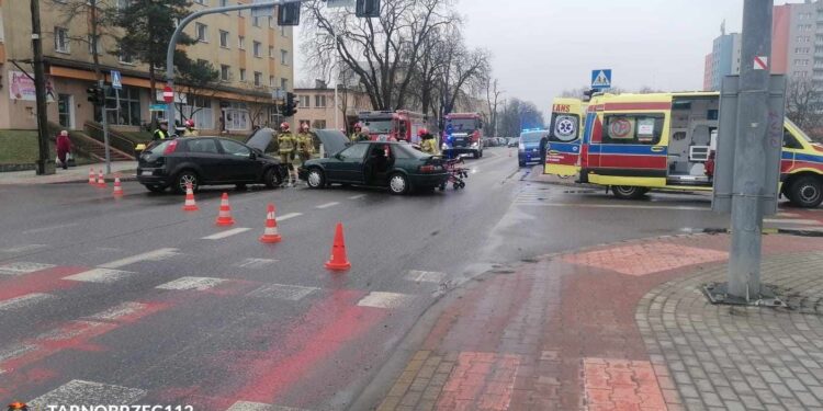 Tarnobrzeg. Jedna osoba poszkodowana w zderzeniu dwóch osobówek