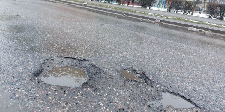 Mielec:  Naprawiają drogi po zimie