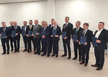 Tarnobrzeg: Przedstawiciele 21 samorządów podpisali porozumienie dotyczące mobilności w regionie