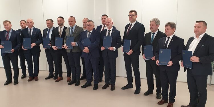 Tarnobrzeg: Przedstawiciele 21 samorządów podpisali porozumienie dotyczące mobilności w regionie