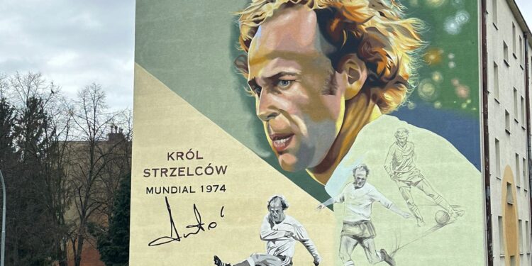 Mielec:  W Mielcu odsłonięto mural Grzegorza Lato