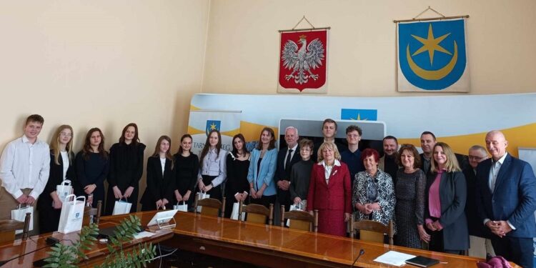 Tarnobrzeg: Wyłoniono tarnobrzeskich laureatów Samorządowego Konkursu Nastolatków „Ośmiu Wspaniałych” 2024