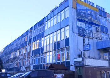 Stalowa Wola: Zaniedbany budynek dawnego TKB w centrum miasta przeszkadza mieszkańcom