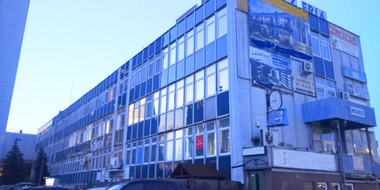 Stalowa Wola: Zaniedbany budynek dawnego TKB w centrum miasta przeszkadza mieszkańcom