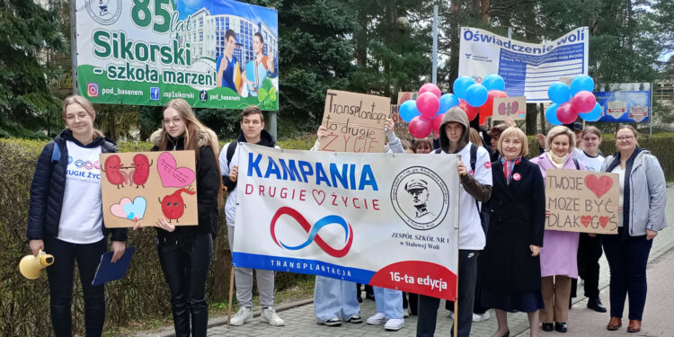 Stalowa Wola: Młodzież z 'Sikorskiego’ promowała transplantację