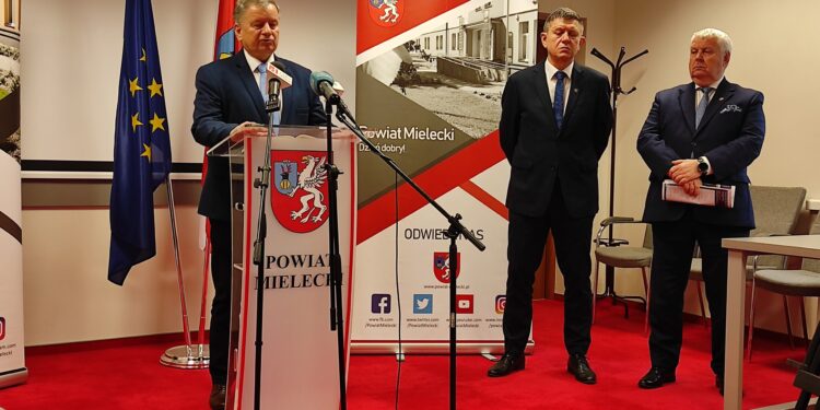 Mielec: Podsumowali swoje 5 lat…Zarząd Powiatu Mieleckiego podsumował swoją  działalność w mijającej kadencji samorządowej 2018 – 2024.
