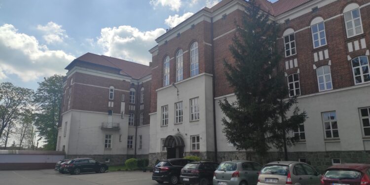 Mielec: Remont dachu Zespołu Szkół im. prof. Janusza Groszkowskiego