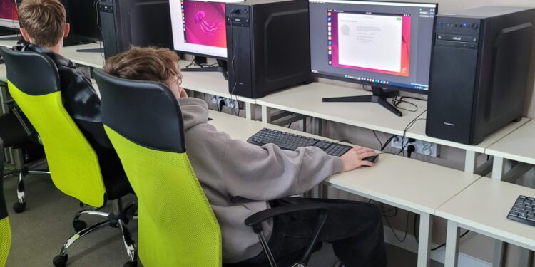 Sandomierz: Nowoczesne pracownie komputerowe dzięki Fundacji Sandomierskiej.