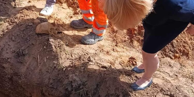 Zawichost: Archeologiczne odkrycie pochówku z czasów kultury amfor kulistych.