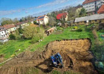 Sandomierz: Trwa budowa parkingów koło budynku starostwa.