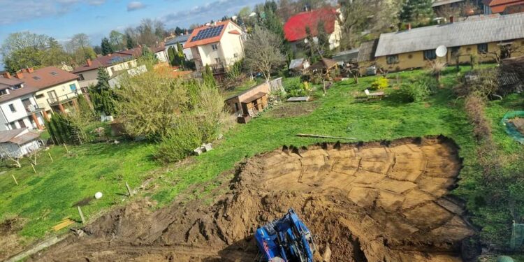 Sandomierz: Trwa budowa parkingów koło budynku starostwa.