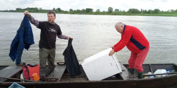 Sandomierz: Wodniacy sprzątali Wisłę po raz ósmy.