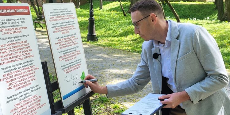 Tarnobrzeg. Kandydat na prezydenta miasta podpisał kontrakt z mieszkańcami