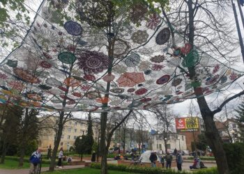 Tarnobrzeg: Kolorowa instalacja przed budynkiem urzędu miasta. Rozpostarto „koronkowe niebo”.