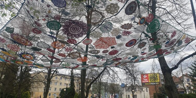 Tarnobrzeg: Kolorowa instalacja przed budynkiem urzędu miasta. Rozpostarto „koronkowe niebo”.
