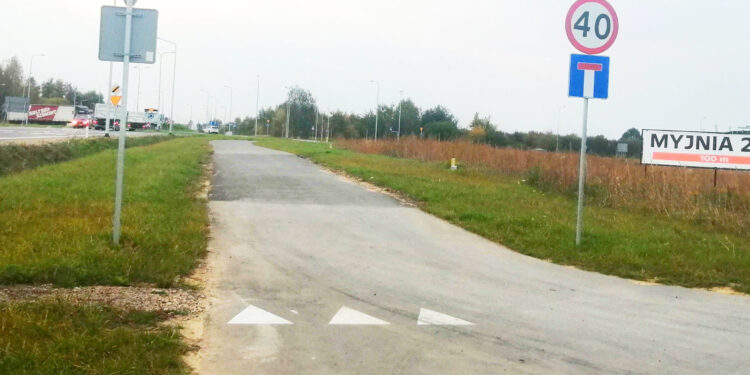 Stalowa Wola: Miasto szuka chętnego do wykonania chodnika przy drodze między galerią a działkami