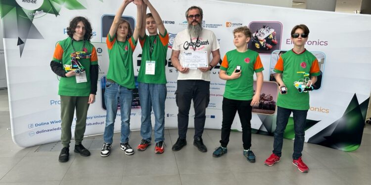 Tarnobrzeg. Uczniowie z Małego Księcia z sukcesami w konkursie robotów