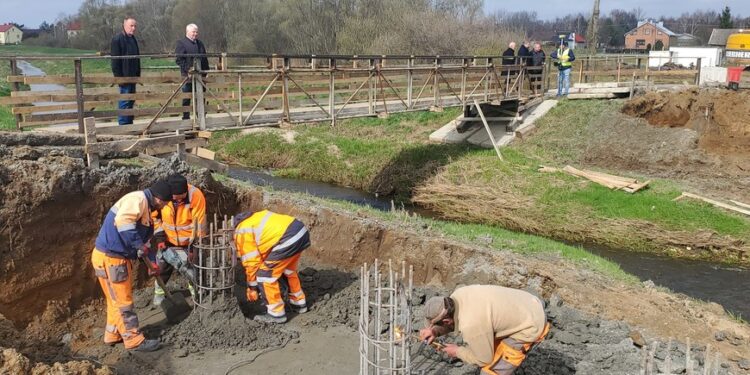 Mielec: Przebudowa mostu na rzece Zgórskiej w miejscowości Podborze.