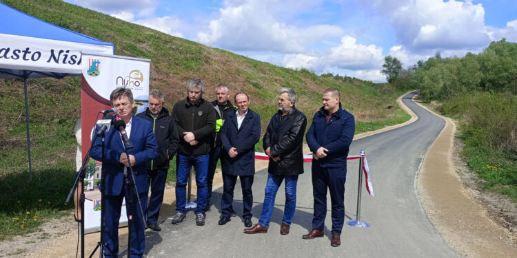 Zarzecze,Hawryły: Mieszkańcy Hawrył Dolnych wreszcie bezpiecznie dojadą do domów