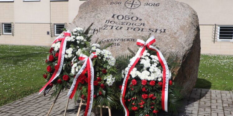 Mielec/Region: Kwiaty przed obeliskiem upamiętniającym 1050. rocznicę Chrztu Polski.