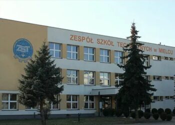 Mielec:  Zatrzymały się prace przy budowie zadaszenia