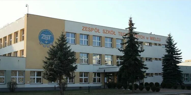 Mielec:  Zatrzymały się prace przy budowie zadaszenia