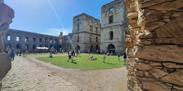 Ujazd: Rekord otwarcia sezonu turystycznego na Zamku Krzyżtopór