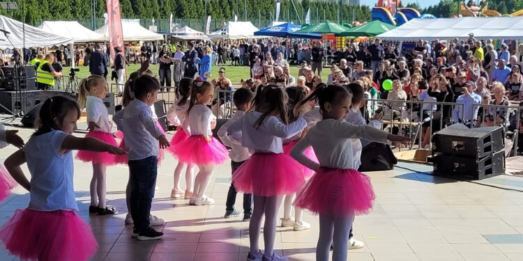 Samborzec: Rekordowa frekwencja na XXXIV Wojewódzkim Święcie Kwitnącej Jabłoni.