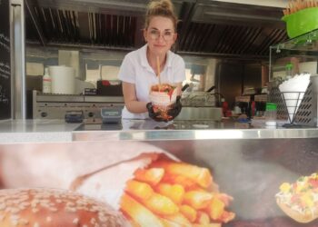 Sandomierz: Caritas zaprasza do food trucka na starówce.